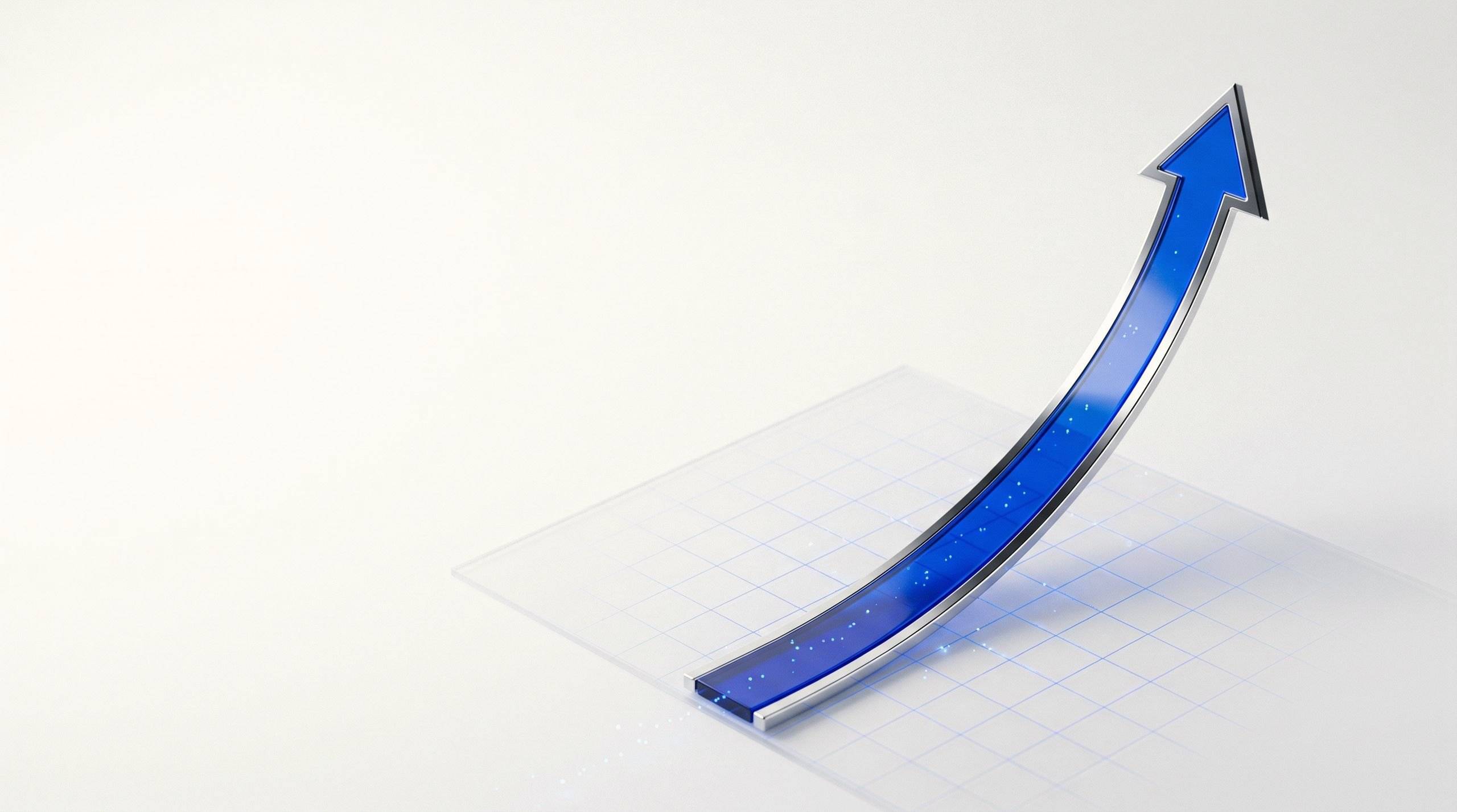 Courbe de croissance en chrome et verre bleu électrique s'élevant d'une grille de graphique, flèche pointée vers le haut