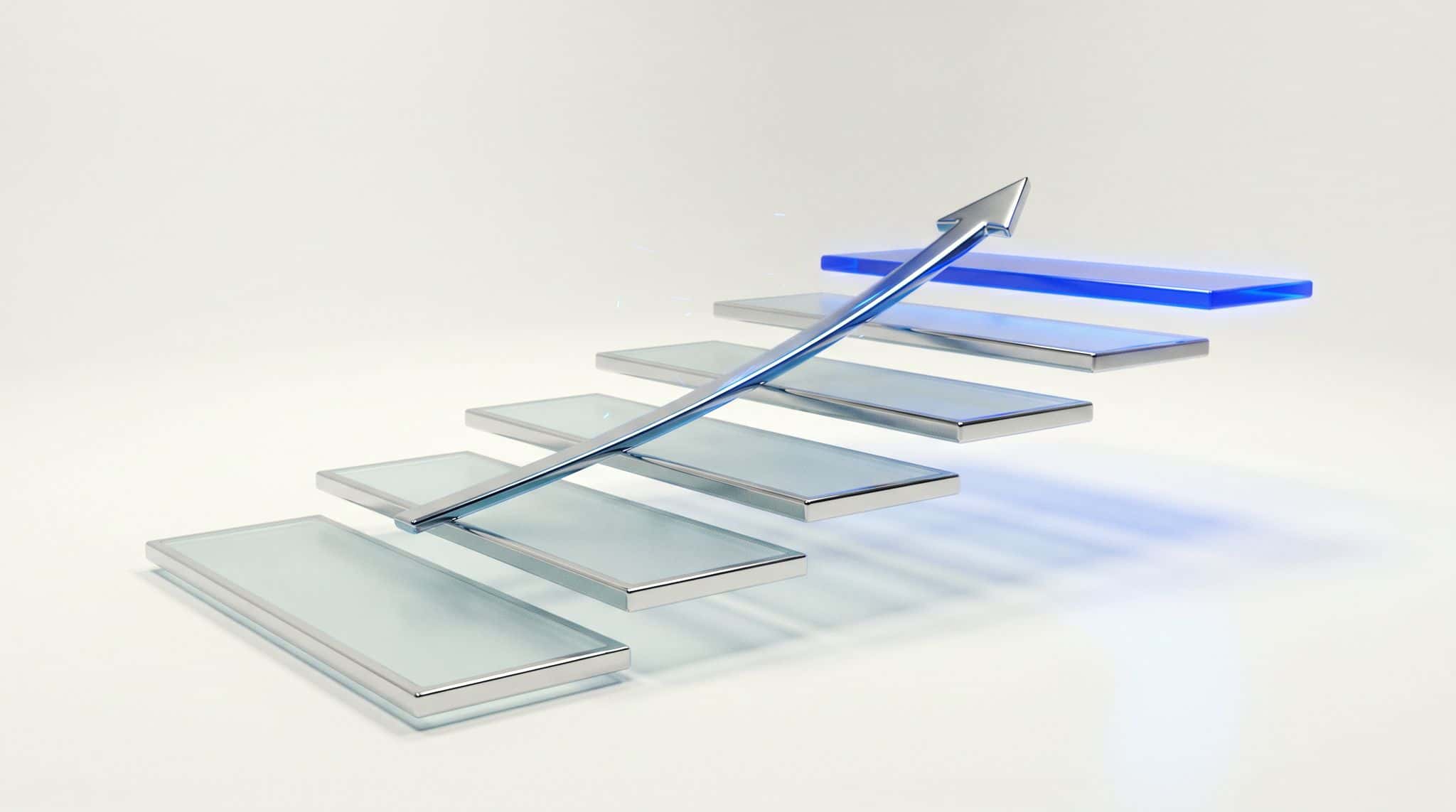 Flèche de chrome montant un escalier de dalles de verre, la marche du sommet illuminée de bleu électrique
